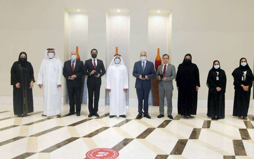 El presidente de la Cámara de Comercio de Sharjah con embajadores centroamericanos. (WAM)