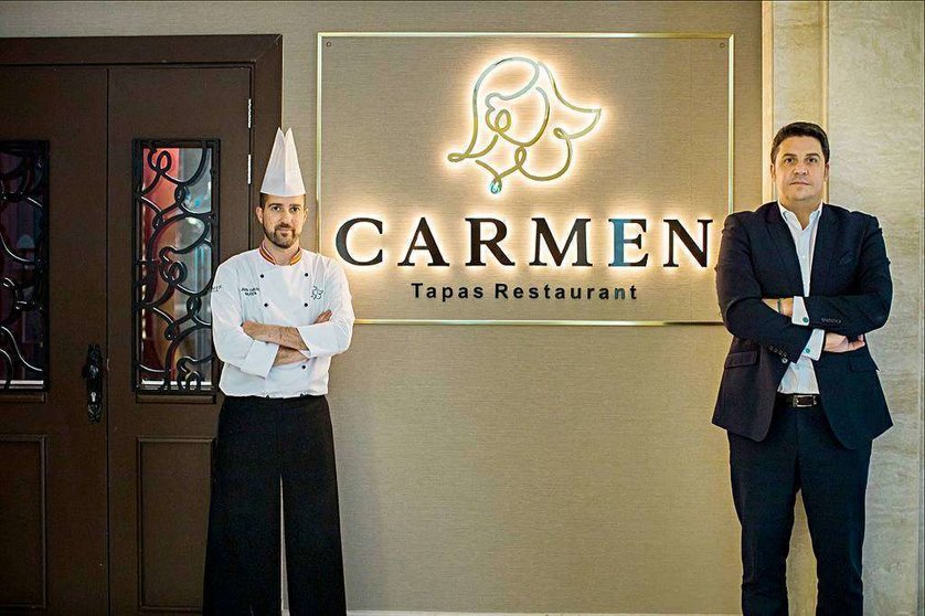 El chef Juan Carlos Bautista -izquierda- y Eduardo Espiritusanto, director general de Cluster de Occidental Al Jaddaf y Occidental Dubai Production City, en la entrada del restaurante Carmen en Dubai. (Cedida)