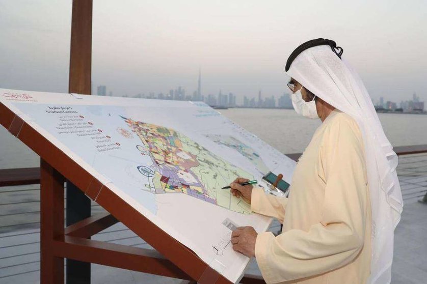 El jeque Mohammed bin Rashid firma el Plan Urbano de la ciudad 2040. ( Dubai Media Office) 