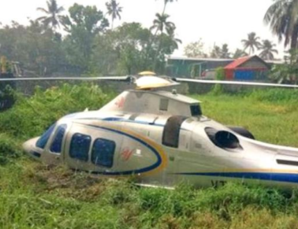 El helicóptero aterrizó en una zona pantanosa. (Twitter)