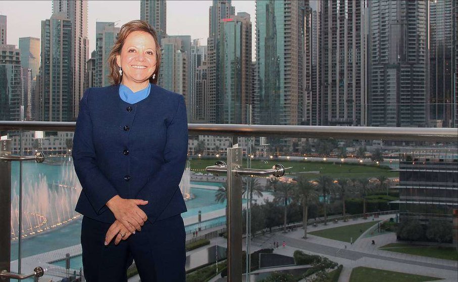 Martha Delgado, en una terraza de Dubai Mall con la Fuente y el Dowtown de fondo. (EL CORREO)