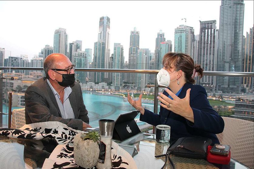 El periodista Rafael Unquiles, durante la entrevista que el pasado lunes le hizo en Dubai a Martha Delgado, subsecretaria de Asuntos Multilaterales y Derechos Humanos de México. (Naved Ullah / EL CORREO)