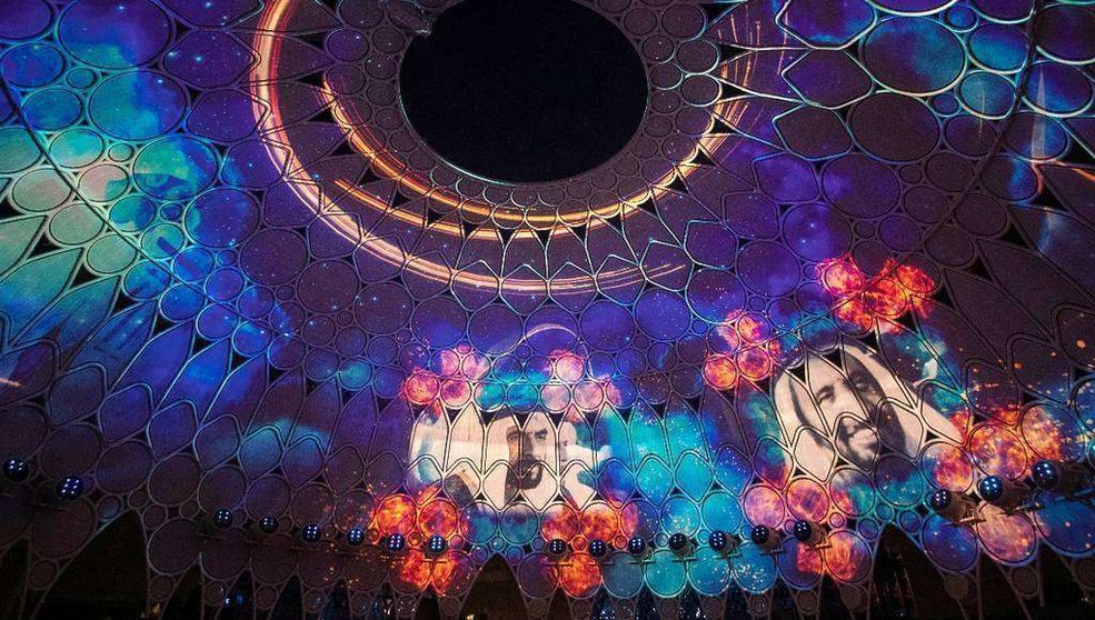 Interior de la cúpula de la plaza Al Wasl en el recinto de la Expo iluminada y con los rostros de los jequez Zayed y Rashid. (WAM)