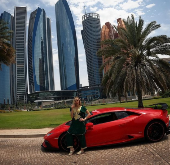 Elizabeth Loaiza posa en Abu Dhabi con el Ferrari. (Instagram)