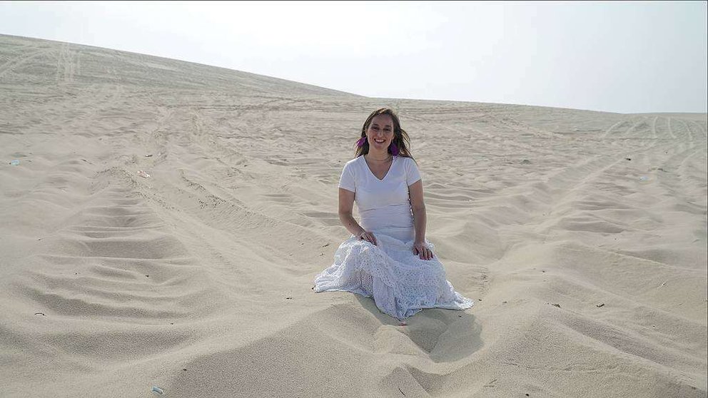 La arquitecta española Geles Rivera, autora de 'Susurros de Oriente', sobre las arenas del desierto de Qatar. (Cedida)