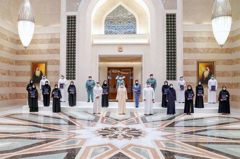 El jeque Mohammed bin Rashid y otros funcionarios en el palacio de Abu Dhabi Qasr Al Watan este sábado. (Dubai Media Office)