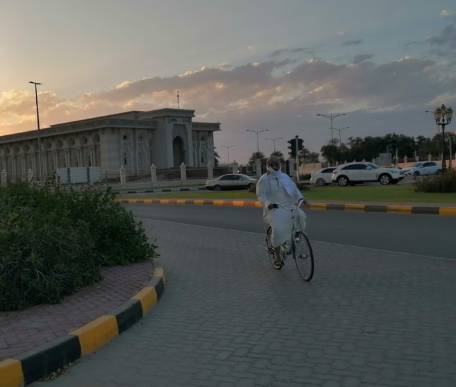 Un residente en bicicleta en Emiratos Árabes. (EL CORREO)