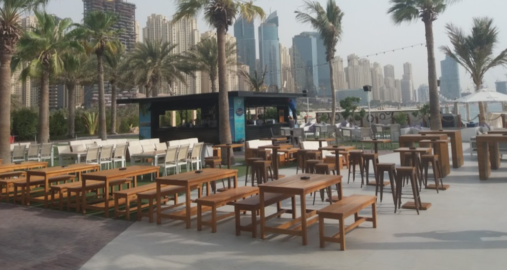Mesas al aire libre en un restaurante de Dubai Marina. (EL CORREO)