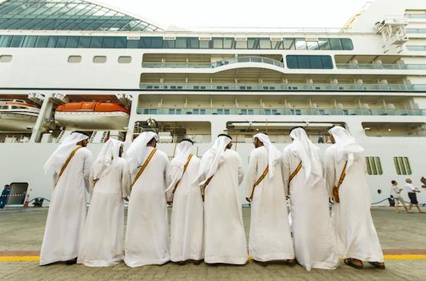 Saudíes ante un crucero. (Fuente externa)
