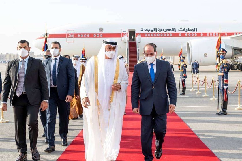El príncipe heredero de Abu Dhabi recibido en el aeropuerto de El Cairo por el presidente de Egipto. (WAM)