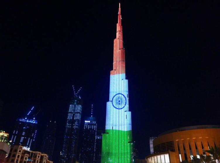 El Burj Khalifa iluminado con la bandera india este domingo. (Fuente externa)