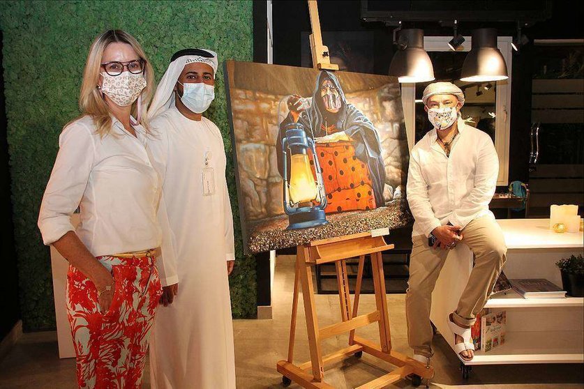 De izquierda a derecha, Natasha Ridge, Suqrat bin Bisher -de la Fundación Al Qasimi-- y Leonardo Montoya, durante la exposición en Ras Al Khaimah. (EL CORREO)