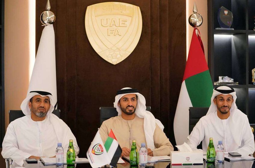 En el centro de la imagen, el presidente de la Asociación de Fútbol de Emiratos Árabes Unidos (UAEFA). 