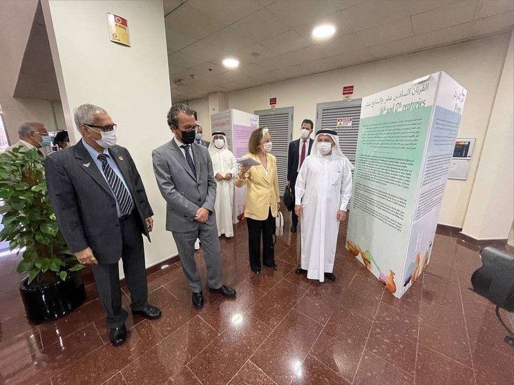 Representantes españoles y de RAK Medical and Health Science University recorren la exposición 'Ellas tienen la fórmula' tras su apertura en Ras Al Khaimah. (EL CORREO) 