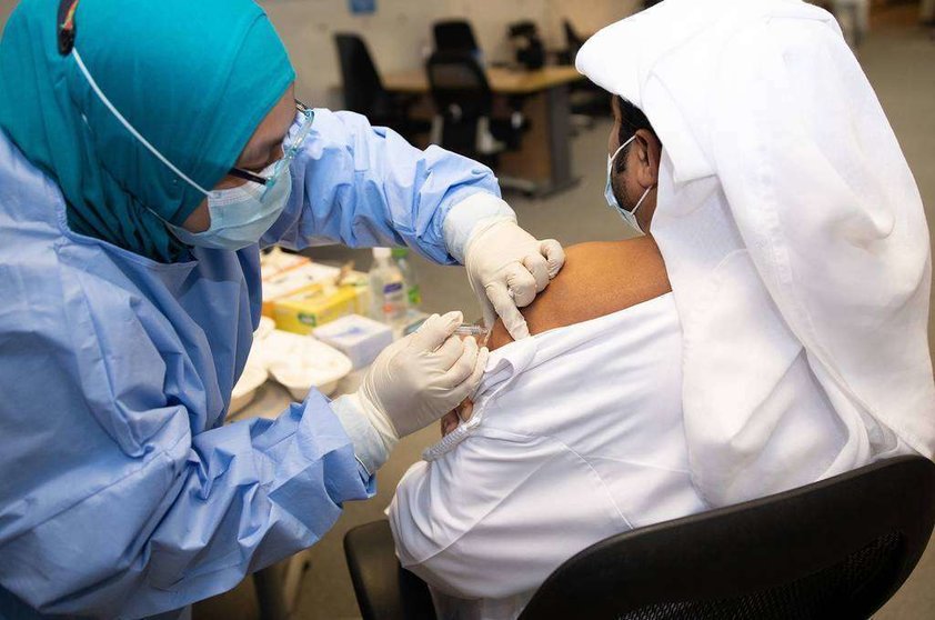 Ciudadano emiratí recibe la vacuna. (WAM)