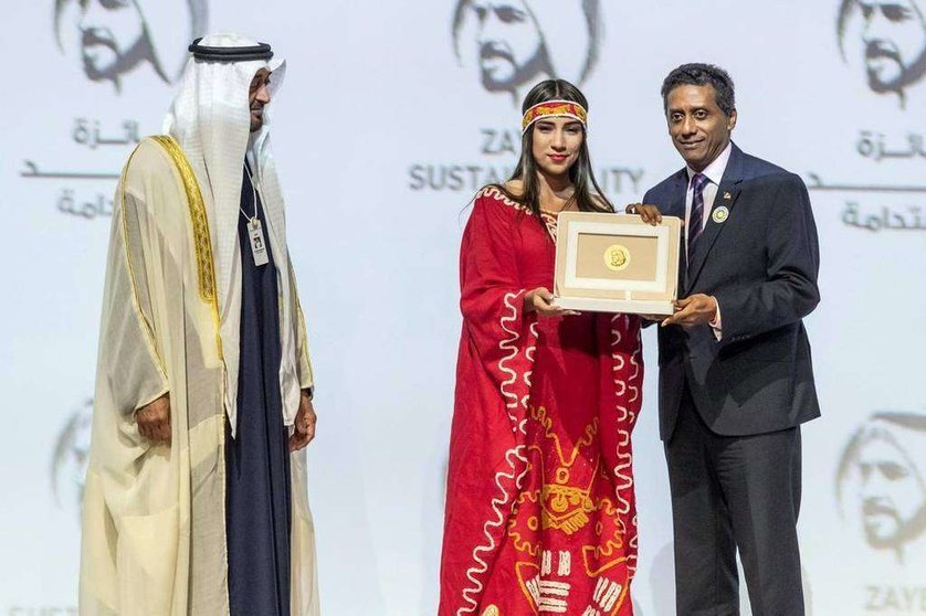 El príncipe heredero de Abu Dhabi junto a la representante de Colombia ganadora en enero del Premio Escuelas Secundarias Globales.