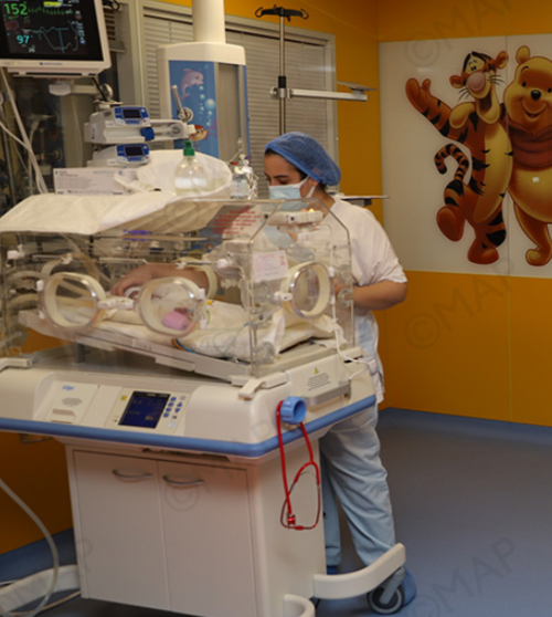 Un bebé en una incubadora. (Twitter)