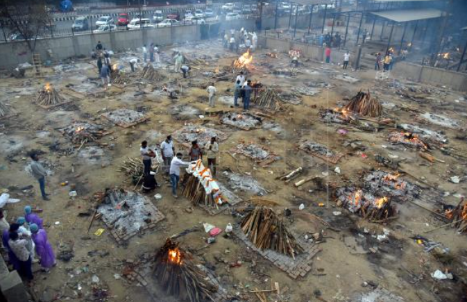 Imagen real de un crematorio de Nueva Delhi durante la incineración de muertos por la covid-19. (EFE/EPA/IDREES MOHAMMED)