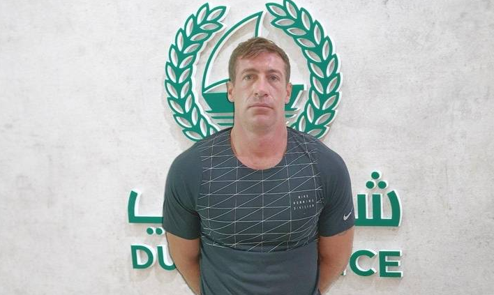 La Policía de Dubai difundió esta imagen del británico detenido.