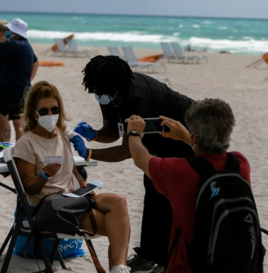 Miami Beach está vacunando los fines de semana. (Twitter)