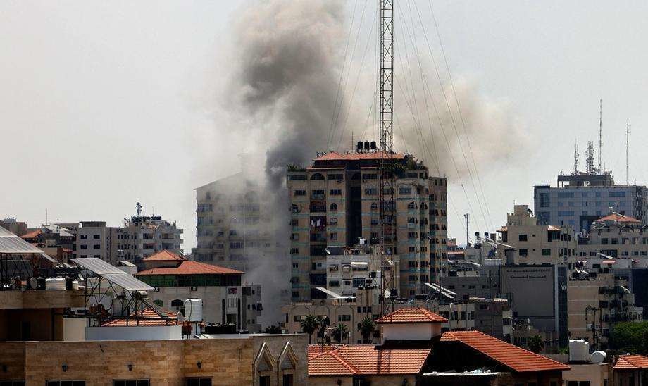 En la imagen de AFP, el humo sale de un edificio blanco de los bombardeos israelíes en la ciudad de Gaza.