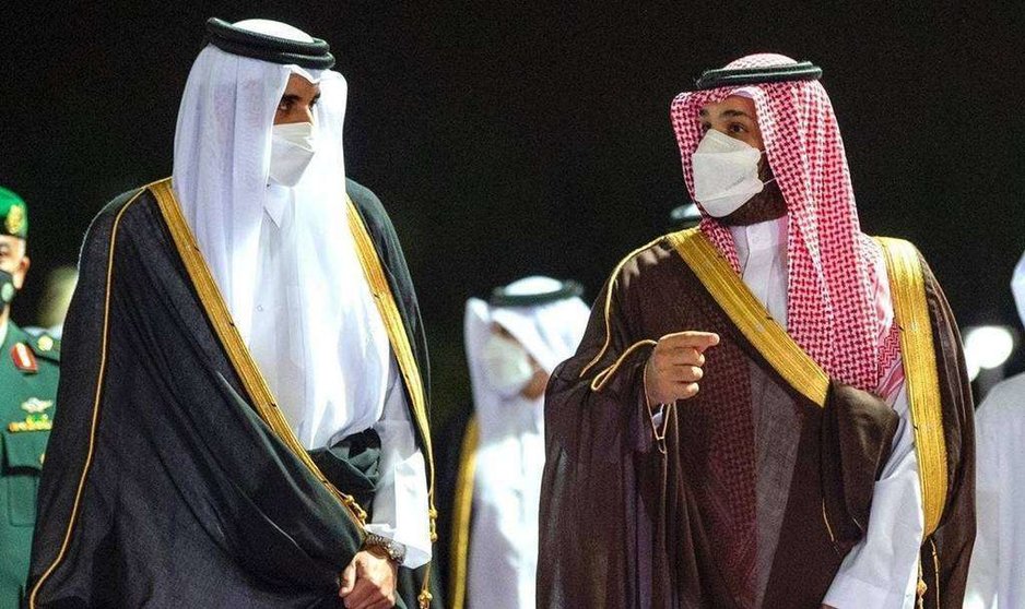 El príncipe heredero saudí (derecha) recibe al emir de Qatar en Jeddah. (Al Arabiya)