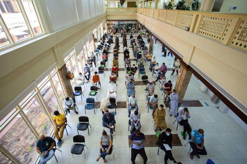 Una sala en un centro de vacunación de la Autoridad Sanitaria de Dubai. (Oficina de medios de Dubai)