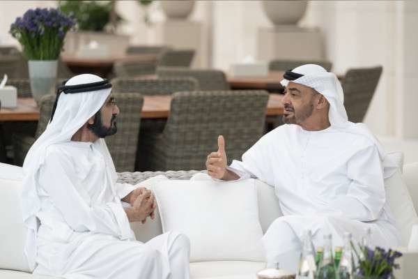 El gobernante de Dubai -izquierda- conversa con el príncipe heredero de Abu Dhabi. (WAM)