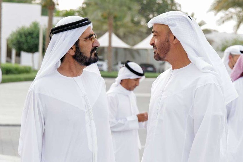 El gobernante de Dubai (izquierda) junto al príncipe heredero de Abu Dhabi. (WAM)