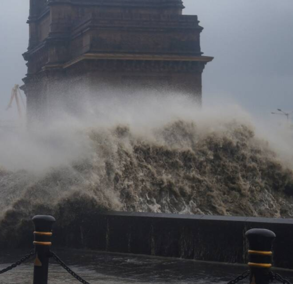 Una imagen de Twitter de aguas agitadas en la India tras el paso del ciclón.