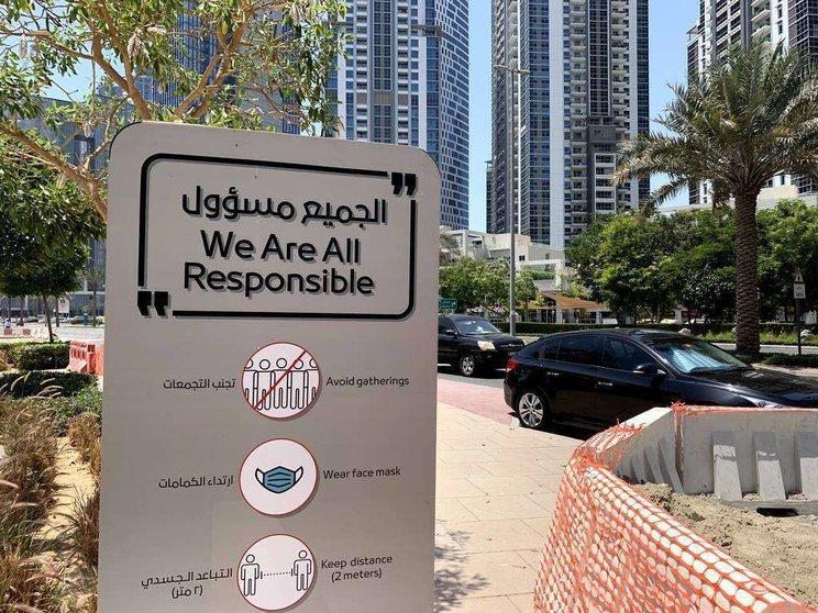 Un cartel con las normas de seguridad Covid en una calle de Dubai. (EL CORREO)