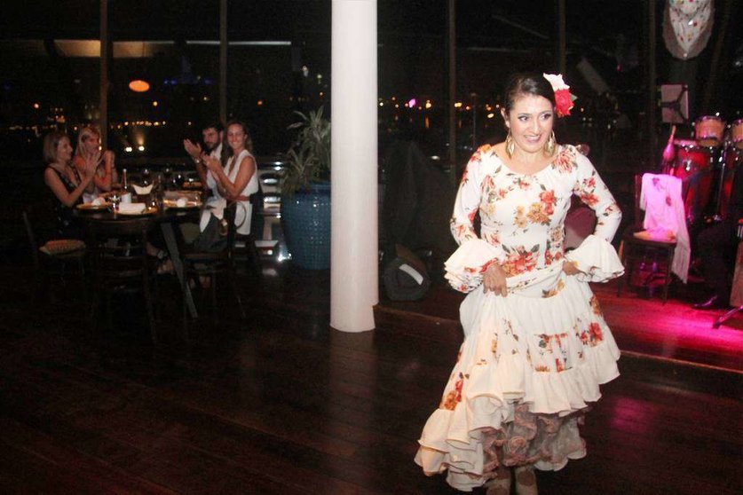 Aplausos para la bailaora Manuela Lucía Mora durante su actuación en Casa de Tapas. (EL CORREO)