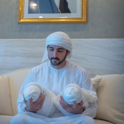 El jeque Hamdan con sus dos hijos. (Instagram)
