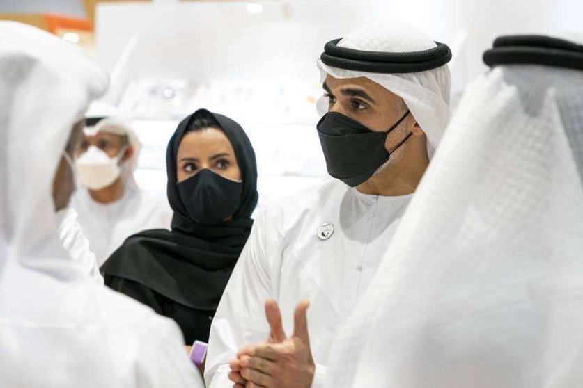 En el centro de la imagen, el jeque Khaled bin Mohamed bin Zayed Al Nahyan, miembro del Consejo Ejecutivo de Abu Dhabi. (WAM)