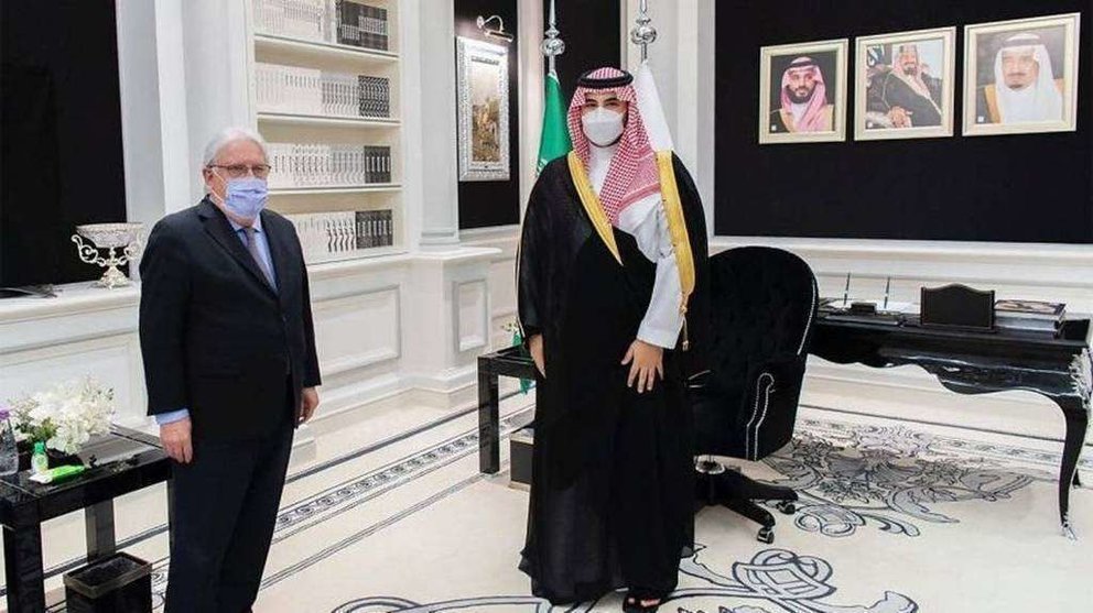 El viceministro de Defensa de Arabia Saudita, el príncipe Khalid bin Salman, se reúne con el enviado especial de la ONU para Yemen, Martin Griffiths. (SPA)