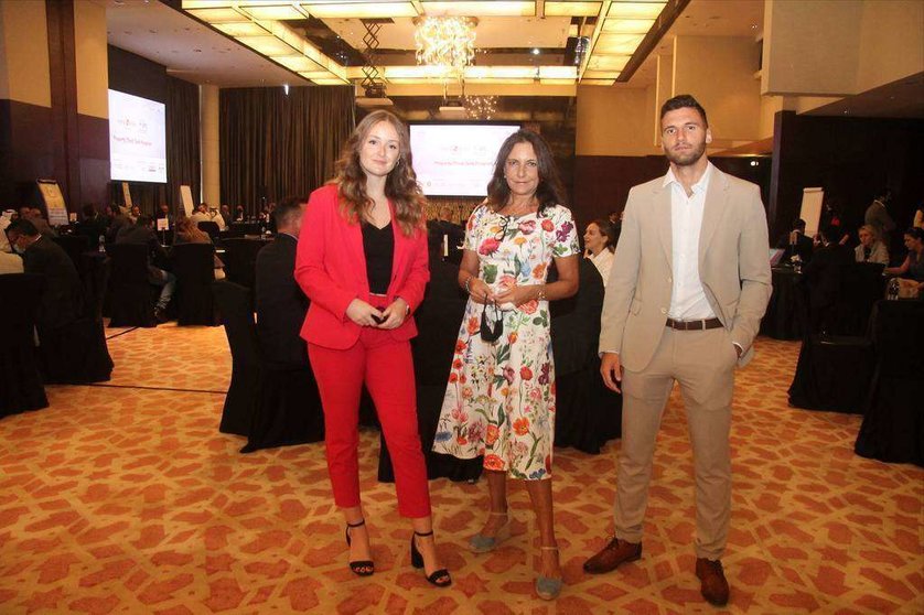 De izquierda a derecha, Lauren Anne Fellows, Belén Cepero y Rafael Borrego, en el salón de sesiones de la feria de International Property Show (IPS), celebrada en Dubai. (EL CORREO)