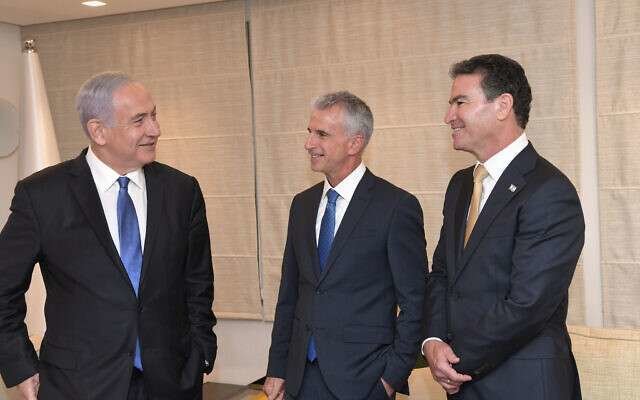 De izquierda a derecha, Benjamin Netanyahu, Yossi Cohen y Daviud Barnea en la ceremonia de este lunes, 31 de mayo de 2021. (Kobi Gideon / GPO)