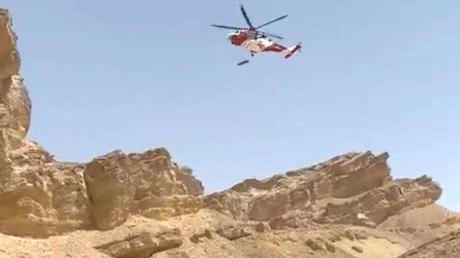 Un equipo de rescate transporta por aire al herido de Jebel Hafeet. (NSRC UAE)