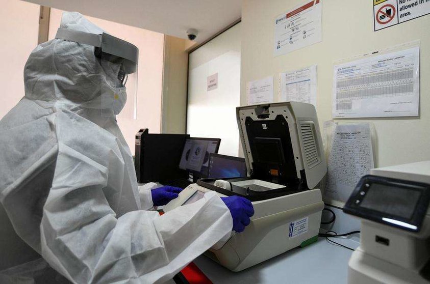 Una técnico analiza pruebas PCR en Abu Dhabi. (Fuente externa)