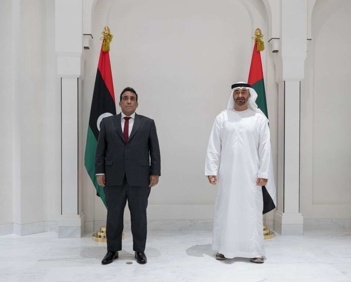 El jeque Mohamed bin Zayed recibió en Abu Dhabi a Mohamed Younis Al-Manfe, presidente del Consejo Presidencial de Libia. (WAM)