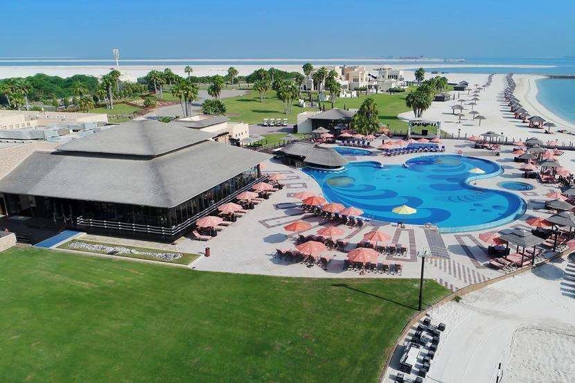 Playa y piscina de Al Maya Island & Resort.