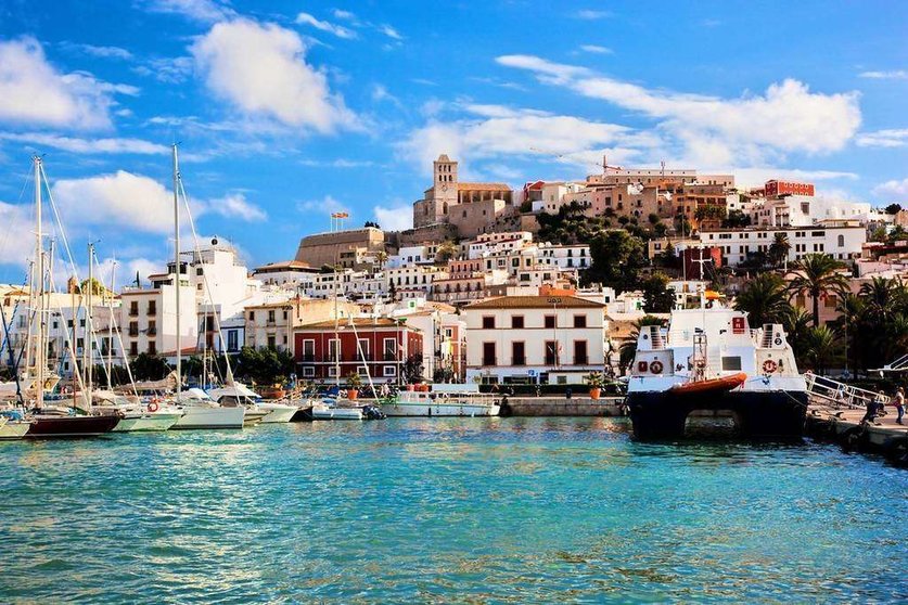 Perspectiva desde el mar del casco histórico de Ibiza.