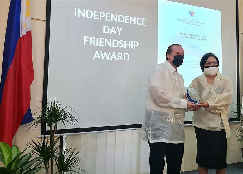 Raphael Nagel recibe la distinción de manos de la embajadora de Filipinas. (Cedida)