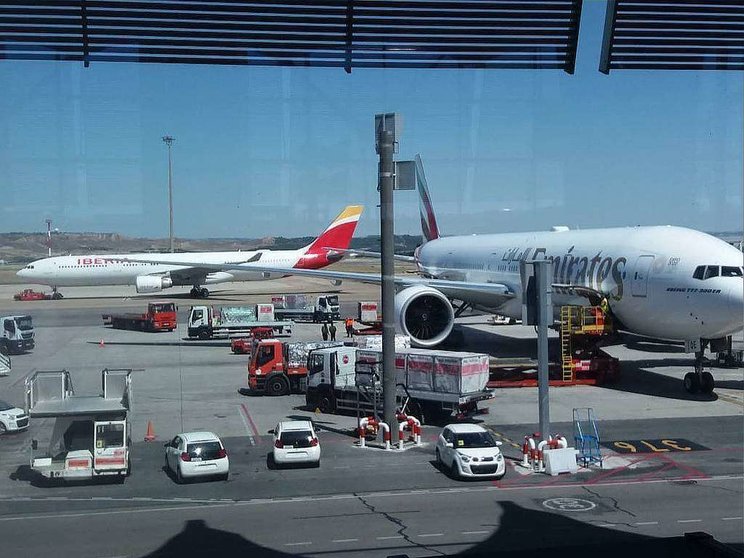 Boeing 777 de Emirates Airline en la Terminal 3 del aeropuerto de Madrid. (EL CORREO)