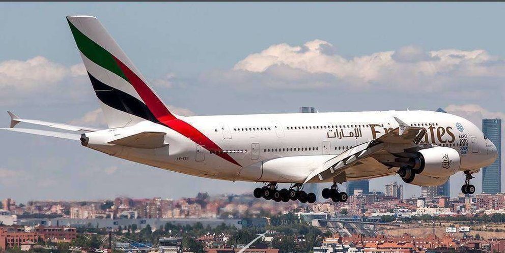 El A380 de Emirates en el aeropuerto de Madrid.