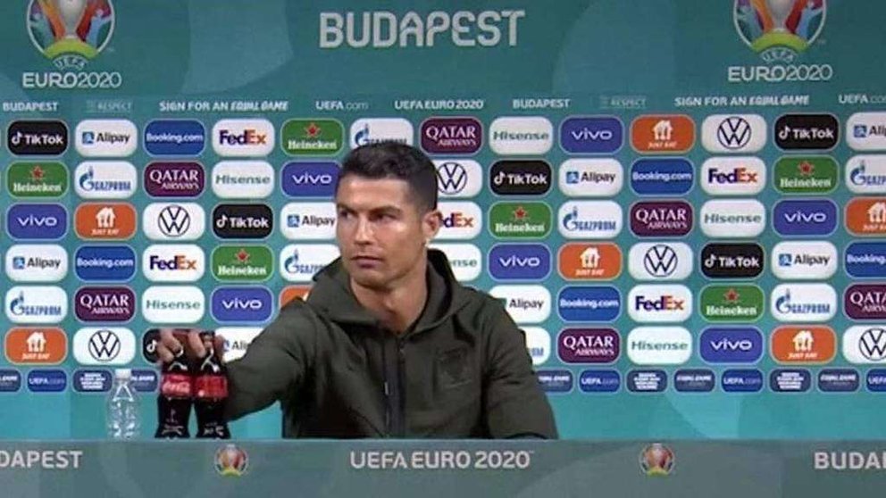 Una captura de pantalla del gesto de Ronaldo con Coca Cola. 
