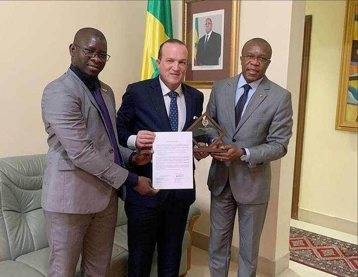 Raphael Nagel -en el centro- recibe de manos del embajador de Senegal en Abu Dhabi -derecha- el reconocimiento como Filántropo Distinguido 2021. (Cedida)