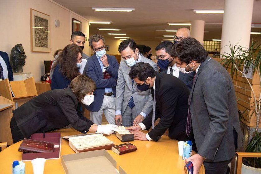 La delegación de la Autoridad del Libro de Sharjah, junto a autoridades españolas durante la visita a la Biblioteca Islámica de Madrid. (Cedida)