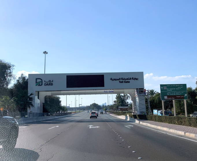 Un arco de peaje en Abu Dhabi. (EL CORREO)