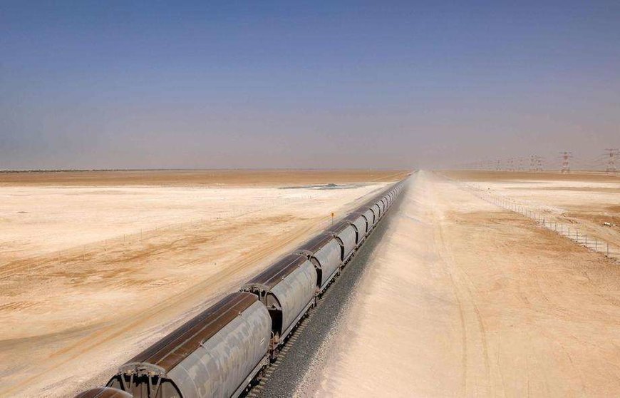 Un tren de la red Etihad Rail, en el desierto de Al-Mirfa en Abu Dhabi. (Fuente externa)